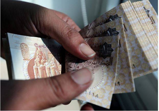 سعر الدولار في مصر.. جدل حول فاعلية تحويلات المغتربين في كبح التقلبات النقدية