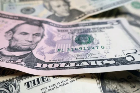 سعر صرف الدولار.. هبوط العملة الأمريكية أمام العملات الكبرى مع تزايد آمال السلام في الشرق الأوسط