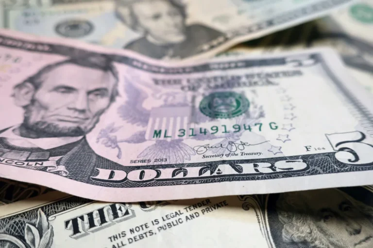 سعر صرف الدولار.. هبوط العملة الأمريكية أمام العملات الكبرى مع تزايد آمال السلام في الشرق الأوسط