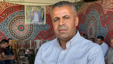 رجل أُجبر على نبش قبر والده تحت تهديد السلاح