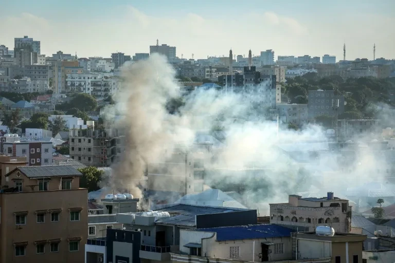 الاشتباكات المسلحة في مقديشو.. مواجهات عنيفة بين الأمن وحرس المعارضة قبالة منازل رؤساء سابقين