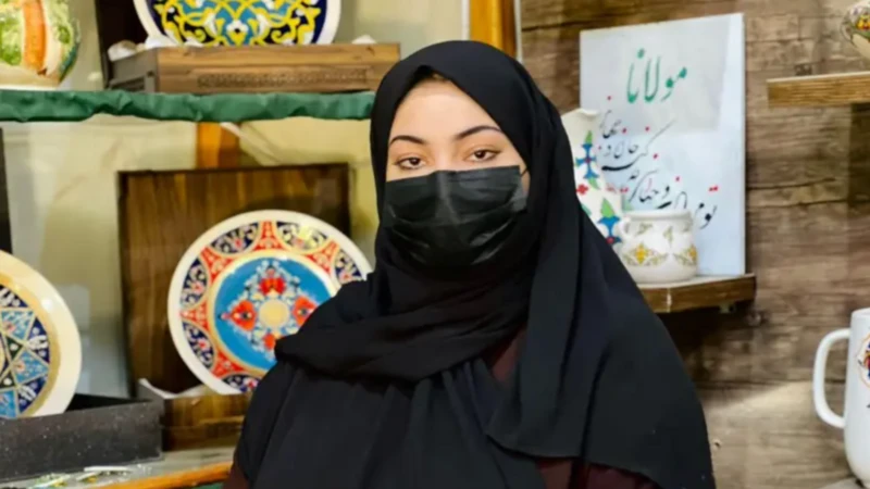 سر مصحف هرات.. قصة كتابة القرآن الكريم يدوياً بجماليات الخط العربي بأيدي فتاة تتحدى القيود