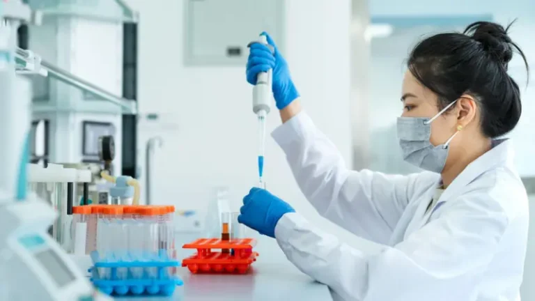 لقاحات الذكاء الاصطناعي الثورية ودورها في مواجهة الأوبئة والفيروسات المتحورة