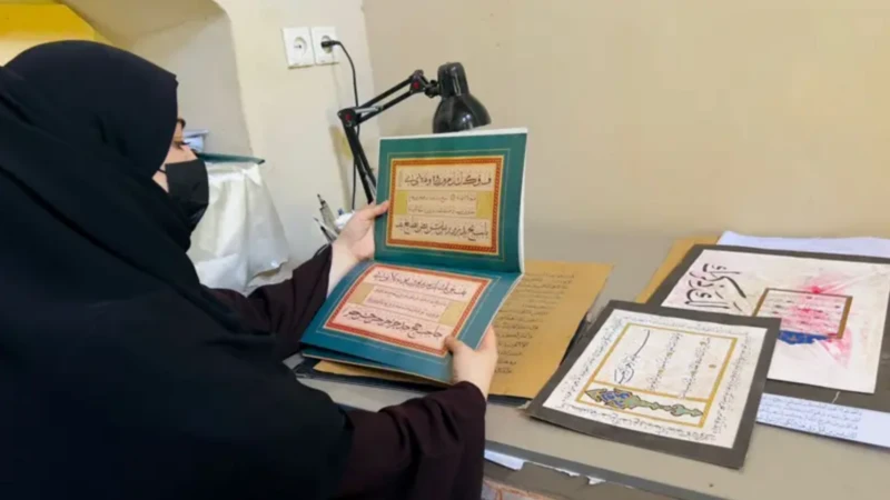 سر مصحف هرات.. قصة كتابة القرآن الكريم يدوياً بجماليات الخط العربي بأيدي فتاة تتحدى القيود