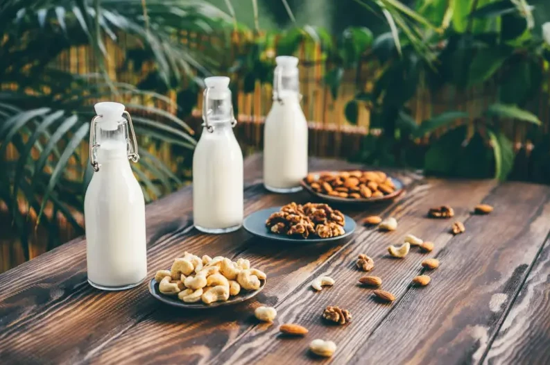 الدليل الشامل لتقييم أنواع البدائل النباتية للحليب الطبيعي ومميزاتها الصحية والبيئية