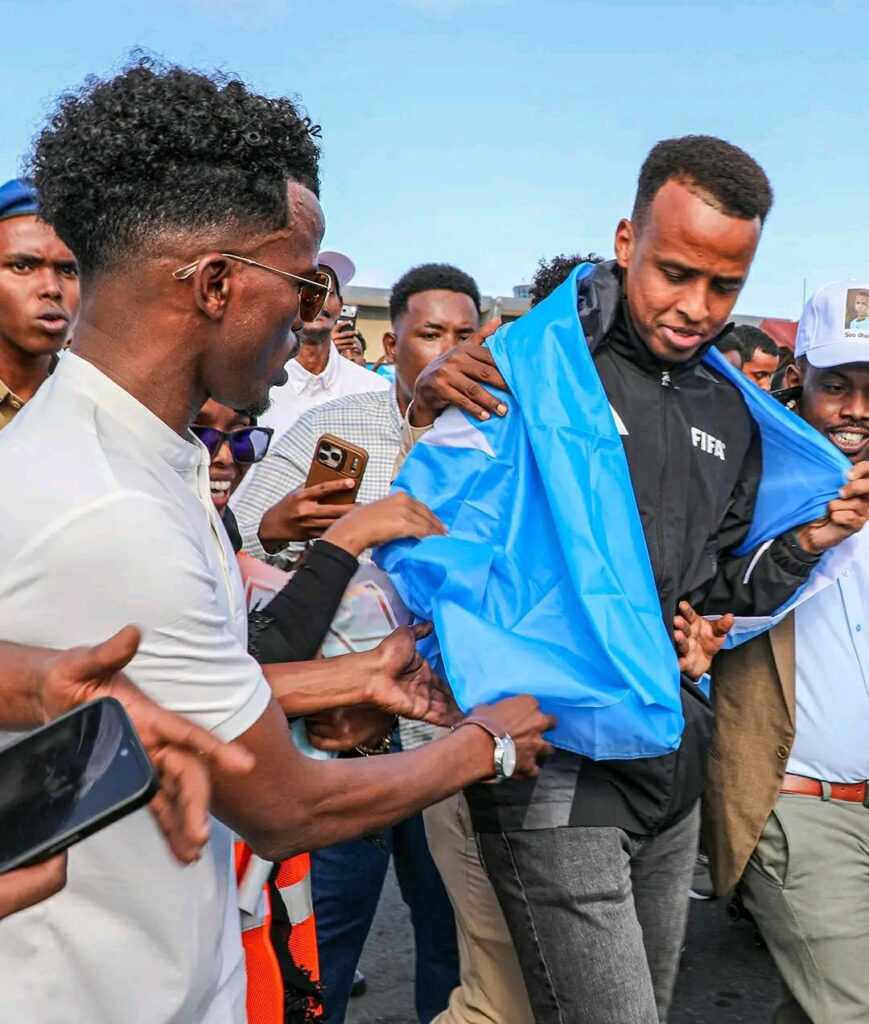 عمر أرتان.. استقبال جماهيري حافل في مقديشو بعد صدمة المنع الأميركية