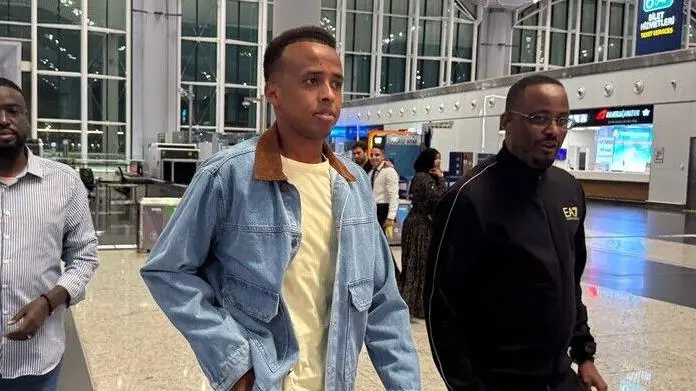 عمر أرتان.. استقبال جماهيري حافل في مقديشو بعد صدمة المنع الأميركية