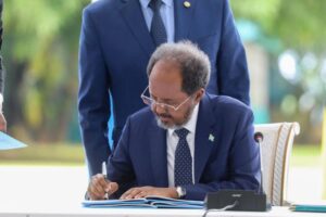 الرئيس الصومالي يوقع قانون انضمام الصومال للتجارة الحرة الأفريقية انضمام الصومال للتجارة الحرة الأفريقية